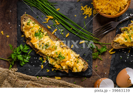 Scrambled eggs with herbs 39663139