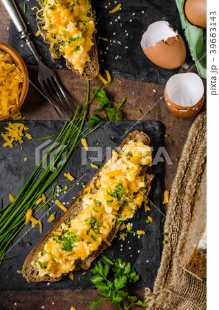 Scrambled eggs with herbs 39663143