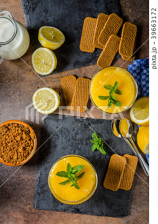 Mini Lemon Curd Cheesecakes 39663172