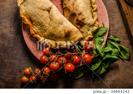 Calzone pizza rustic 39663242
