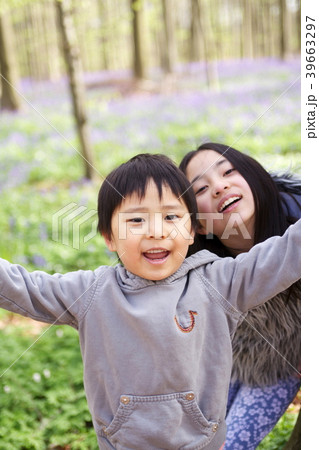 森の中の子供達 39663297