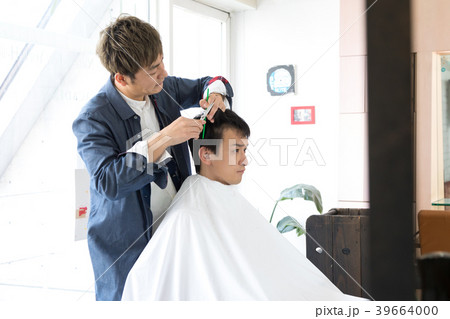 美容院 美容師 お客 メンズ の写真素材