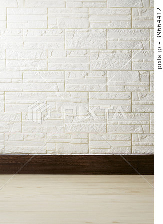 素材 バック 白レンガ壁 白木床の写真素材
