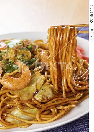 やきそば　Yakisoba (stir-fried soba noodles) 39664419