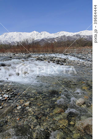 白馬山麓の春　雪解けの川と北アルプス 39664444