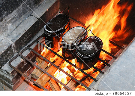 キャンプ場で飯盒炊飯の写真素材