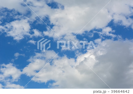 Beautiful blue sky with cumulus clouds 39664642