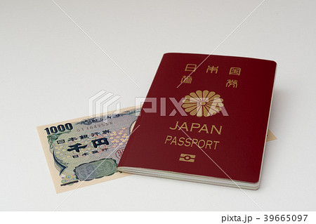 パスポートと千円札 39665097