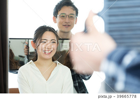 美容院 美容師 お客 鏡越しの写真素材