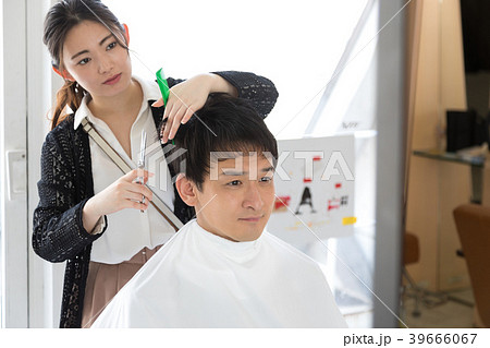 美容院 美容師 お客 メンズの写真素材
