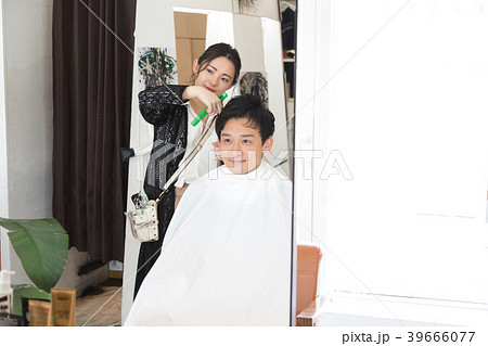 美容院 美容師 お客 メンズ 鏡越しの写真素材