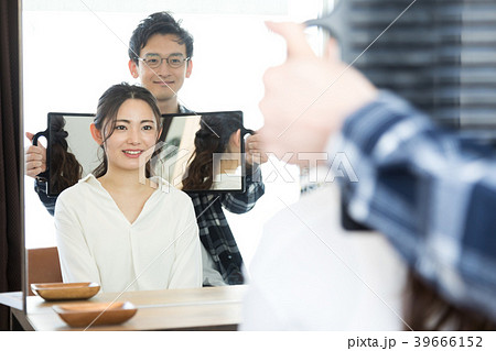 美容院 美容師 お客 鏡越しの写真素材