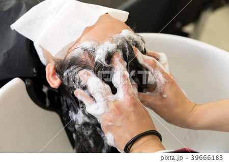 美容院 美容師 お客 髪 洗う ヘッドスパの写真素材