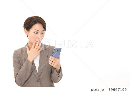 ビジネスウーマン スマートフォン 驚く ビジネスウーマン スマートフォン 驚く 39667196