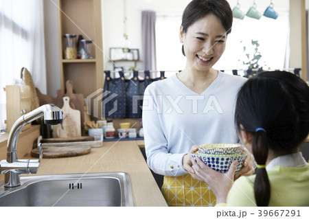 キッチン 台所 ママ 39667291
