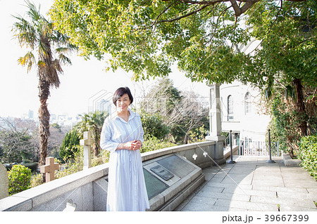 港の見えるガ丘公園にあるイギリス庭園で楽しむ女性 港の見えるガ丘公園にあるイギリス庭園で楽しむ女性 39667399