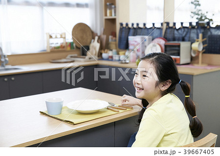 女性 キッチン 台所 39667405