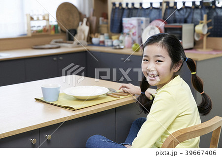 女性 キッチン 台所 39667406