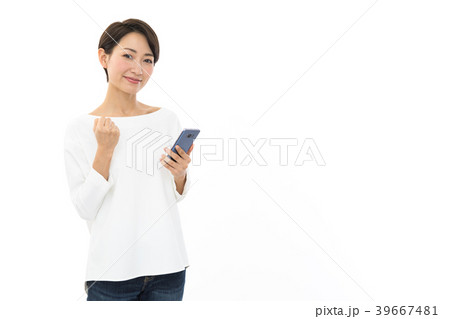 若い女性　スマートフォン　ガッツポーズ 39667481