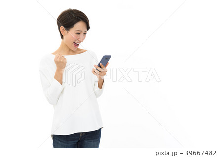 若い女性　スマートフォン　ガッツポーズ 39667482