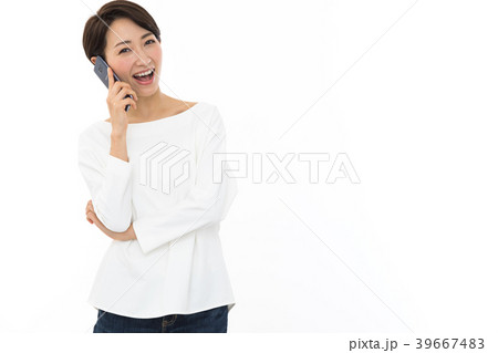 若い女性 スマートフォン 話す 若い女性 スマートフォン 話す 39667483