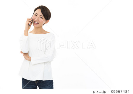 若い女性　スマートフォン　話す 39667484