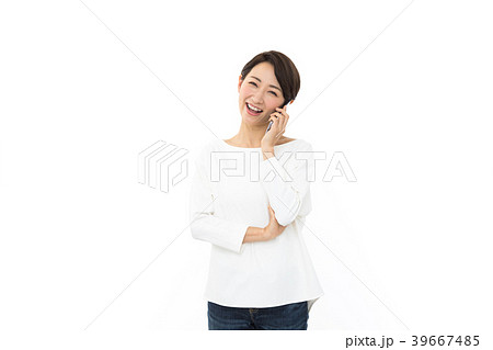 若い女性　スマートフォン　話す 39667485
