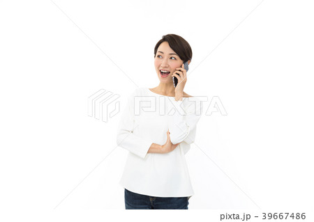 若い女性　スマートフォン　話す 39667486