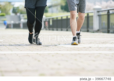 トレーニング 歩く 足元の写真素材