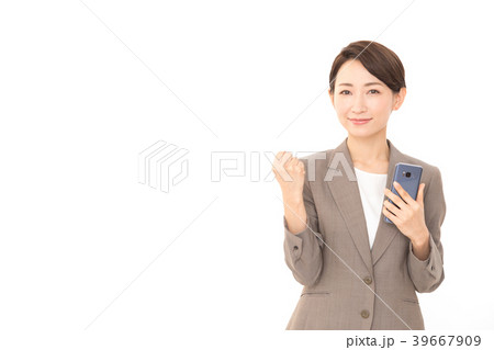 ビジネスウーマン スマートフォン ガッツポーズ ビジネスウーマン スマートフォン ガッツポーズ 39667909