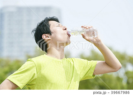 トレーニング　休憩　水分補給 39667986