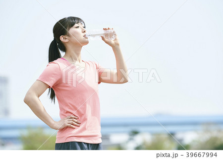 トレーニング　休憩　水分補給 39667994