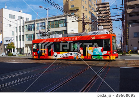 伊予鉄道 踏切を走る 伊予鉄道 踏切を走る 39668095