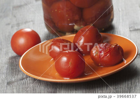 Marinated tomatoes Marinated tomatoes 39668537