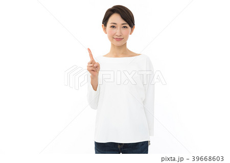 若い女性　指差し 39668603