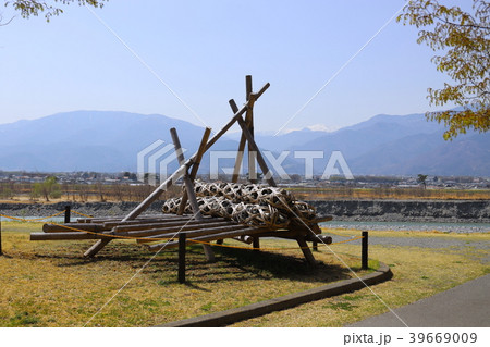 山梨県 南アルプスと信玄堤の聖牛の写真素材