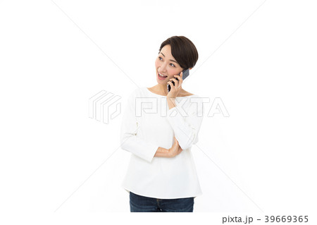 若い女性 スマートフォン 話す 若い女性 スマートフォン 話す 39669365