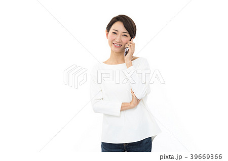 若い女性 スマートフォン 話す 若い女性 スマートフォン 話す 39669366