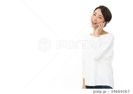 若い女性 スマートフォン 話す 若い女性 スマートフォン 話す 39669367
