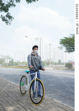 Cycling in polluted city Cycling in polluted city 39669456
