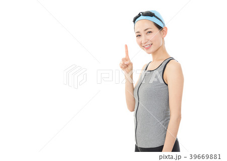 若い女性 スイミング 若い女性 スイミング 39669881