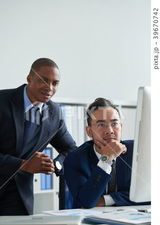 Monitoring market situation 39670742