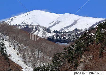 残雪輝く浅草岳　福島県只見町 39670795