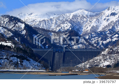 春の田子倉ダムと雲懸かる寝観音　福島県只見町 39670797