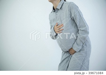 お腹を押さえる妊婦 尿意 陣痛 お腹を押さえる妊婦 尿意 陣痛 39671084