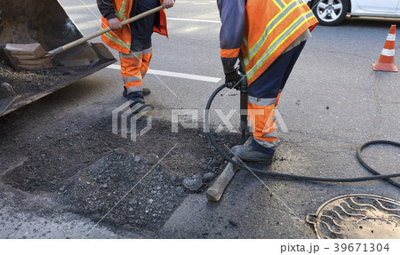 The workers' brigade clears a part of the asphalt  39671304