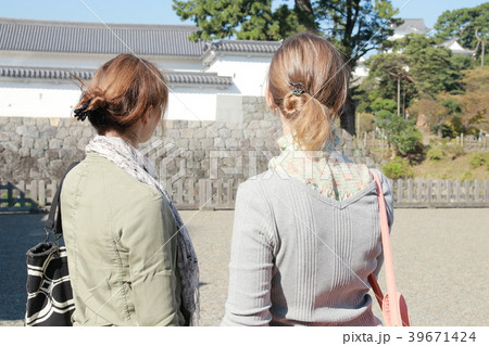 日本の城を観光する外国人観光客 日本の城を観光する外国人観光客 39671424
