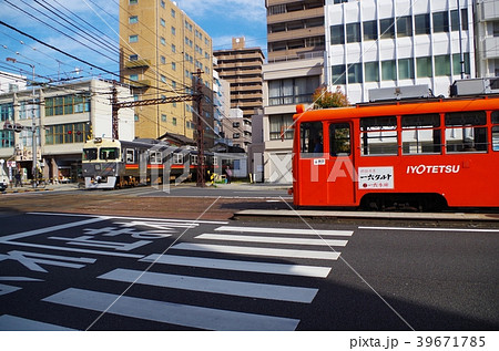 伊予鉄道 電車と路面電車の平面交差 伊予鉄道 電車と路面電車の平面交差 39671785