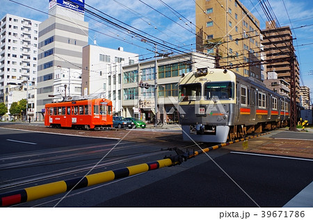伊予鉄道高浜線と市内電車 伊予鉄道高浜線と市内電車 39671786
