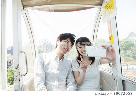 観覧車に乗るカップルの写真素材